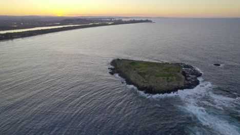 isla de cook contra el cielo al atardecer en nueva gales del sur, australia - foto aérea