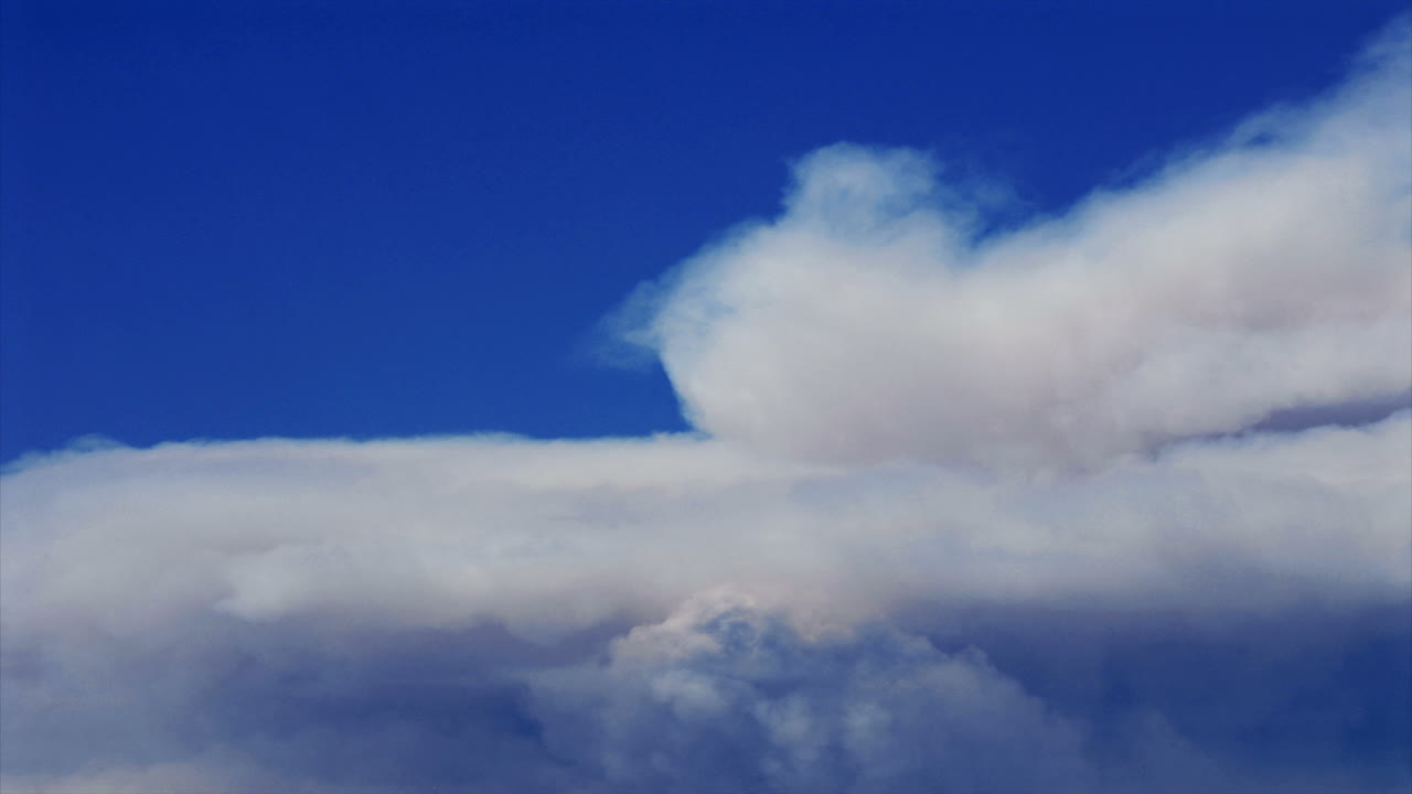 lapso de tiempo de nubes de humo ondeando en el cielo