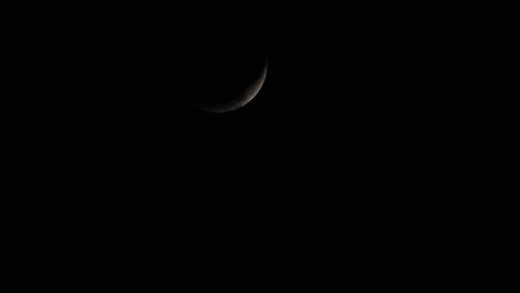 La-Luna-Creciente-Cubierta-De-Nubes-Luego-Se-Revela-Nuevamente-A-Medida-Que-Desciende-Del-Cielo