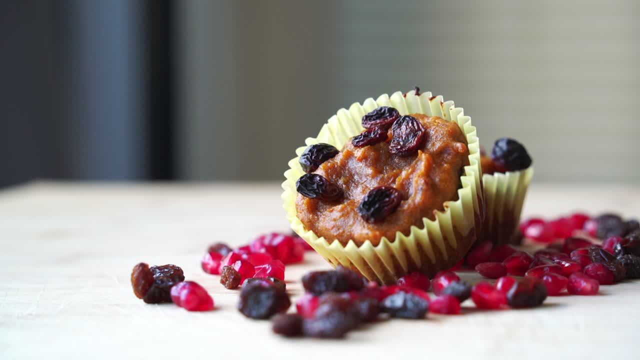 Lenta carrellata su muffin alla zucca appena sfornati, muffin vegani alla zucca realizzati con vera zucca arrostita, ricetta sana, senza latticini e vegana