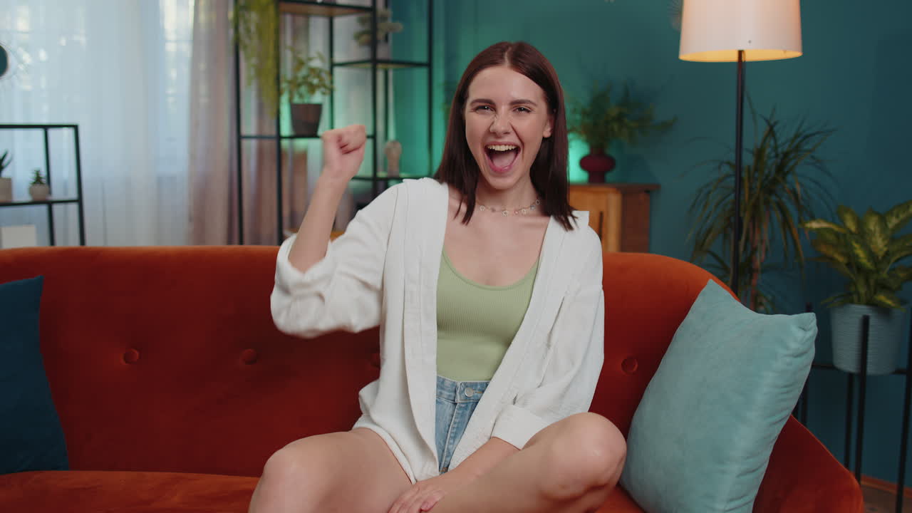 놀란 젊은 여성, 갑작스러운 승리로 충격을, 좋은 승리 소식, 축하, 와우 반응