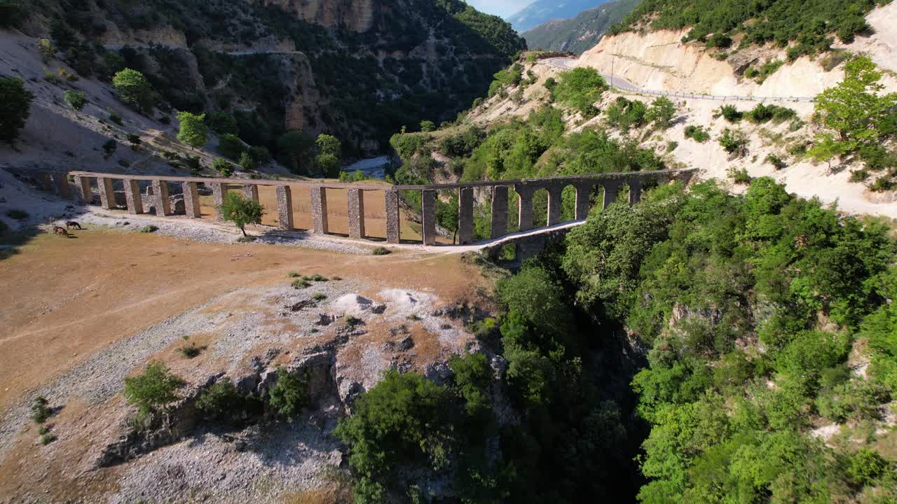 acueducto antiguo con paredes arqueadas de piedra construidas en el valle del río vjosa en albania