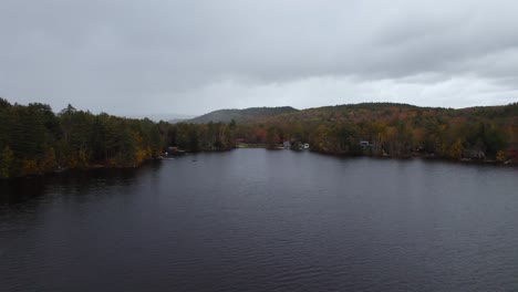 Vista-De-Drones-De-Cielos-Nublados-Sobre-El-Lago-De-Nueva-Inglaterra