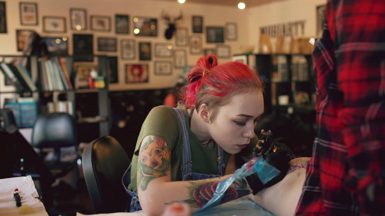 artista del tatuaje en el trabajo