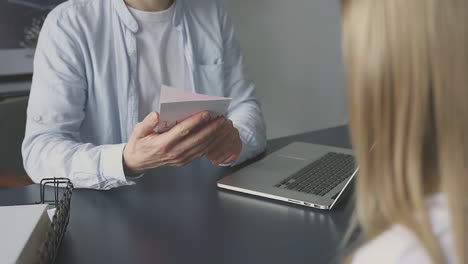 pai abre um cartão de felicitações de sua filhinha