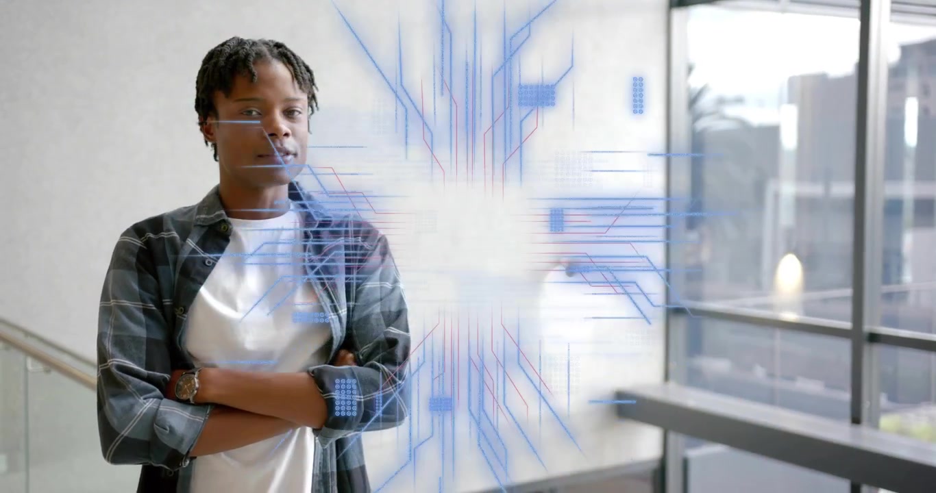 Uomo di mezza età che osserva un bagliore bianco trasformarsi in circuiti rossi e blu in una demo tecnologica in ufficio.