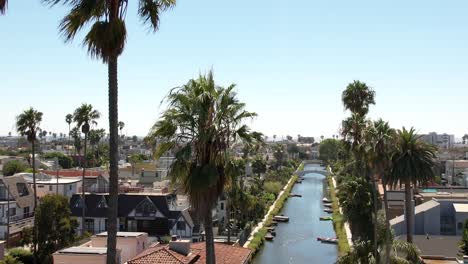 Vista-Aérea-Del-Distrito-Histórico-Del-Canal-De-Venecia-En-Un-Día-Soleado-Con-Palmeras