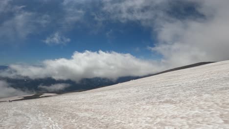 Schwenkblick-Auf-Die-Riesigen-Schneefelder-Des-Mount-Rainier,-Die-Zum-Gipfel-Führen