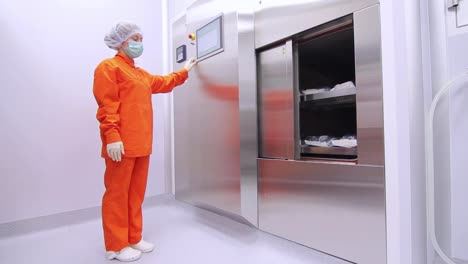 trabajador de la fábrica usando el panel de pantalla táctil para cerrar el almacén del refrigerador