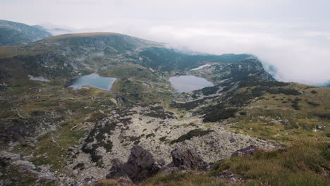 vista desde la cima de haramiya a los siete lagos de rila ubicados en rila, bulgaria