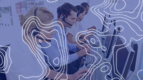animación de líneas blancas del mapa sobre personas de negocios que usan auriculares telefónicos