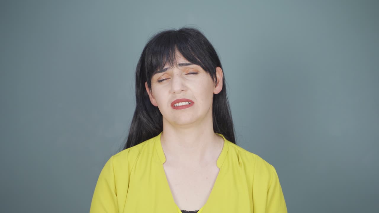 피곤해 보이는 여자.