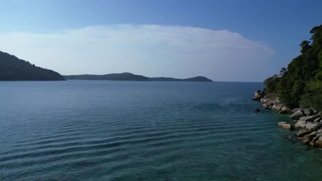 Tropisches-Paradies-Abgeschieden-Ruhig,-Sandstrand-Neben-üppigen-Wald-Klares-Blaues-Wasser