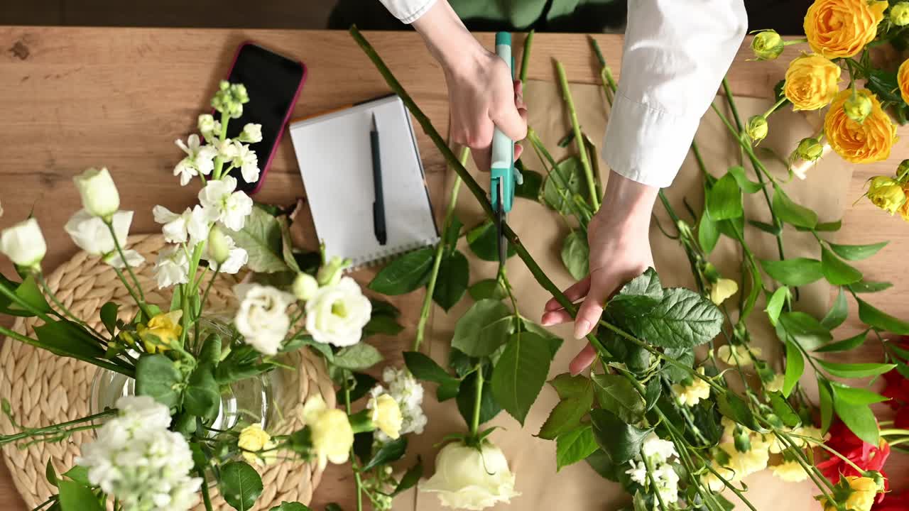 꽃 가게 에서 일 하는 여자