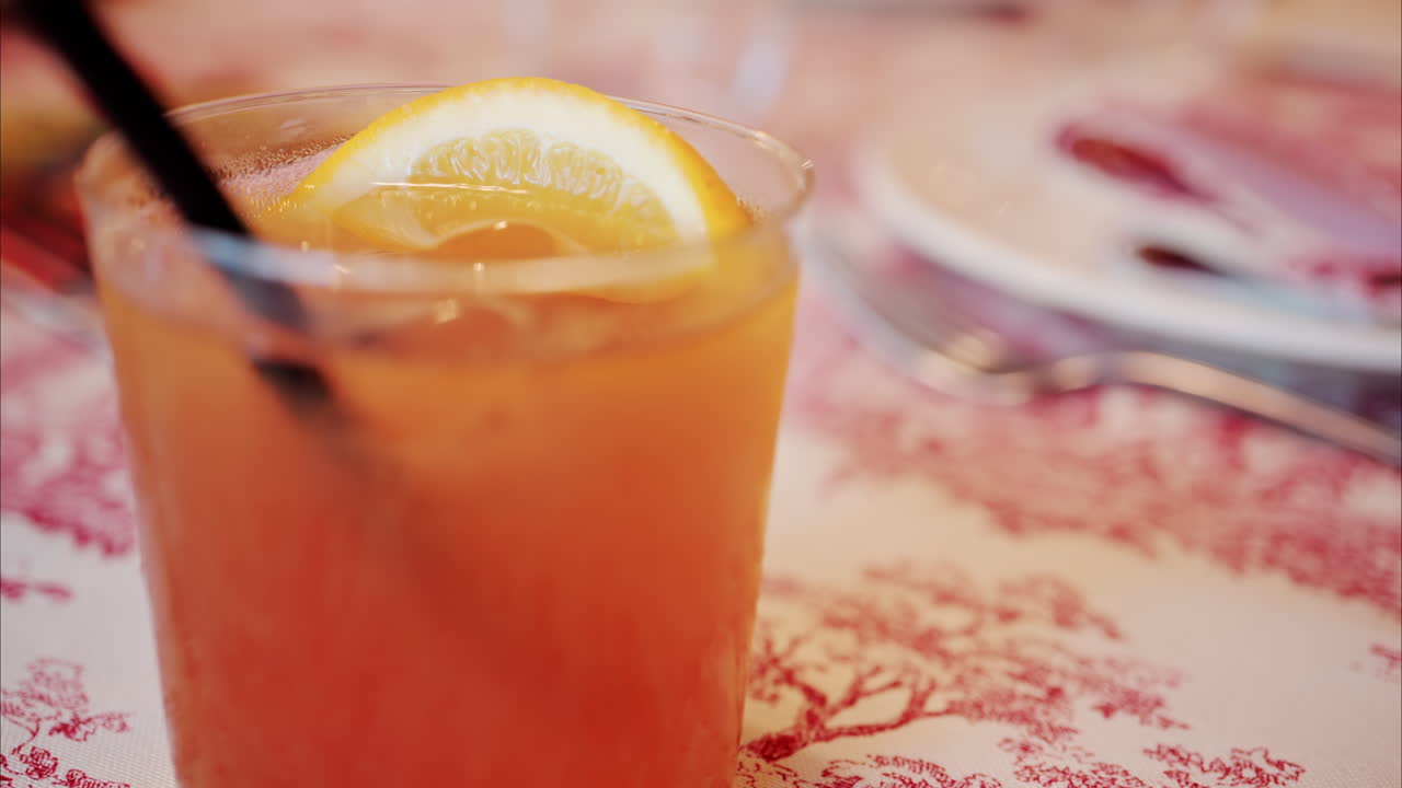 Primo piano di un cocktail arancione su un tavolo in un ristorante