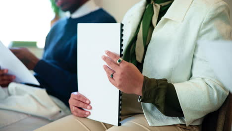 mujer de negocios con un documento en papel en una reunión