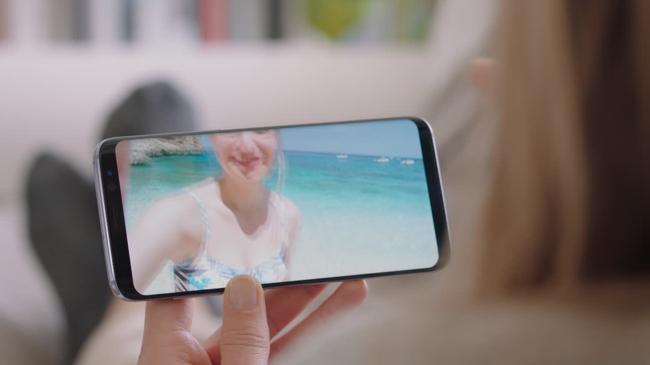 mujer joven chateando en video usando un teléfono inteligente amiga feliz en una playa de vacaciones en italia compartiendo experiencia de viaje divirtiéndose en vacaciones comunicándose con el teléfono móvil 4k
