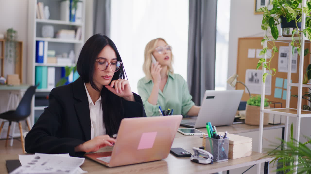 empleado corporativo insatisfecho preocupado y nervioso