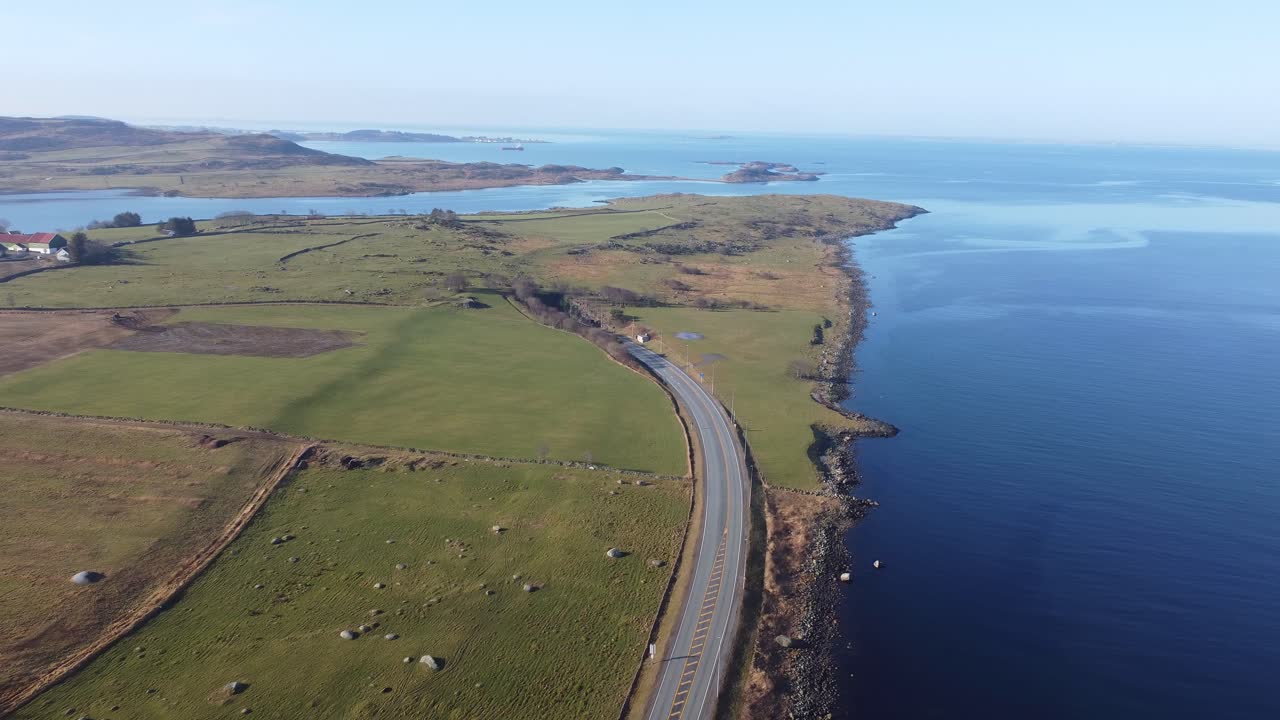 노르웨이 해안을 따라 있는 도로 e39는 푸른 초원으로 둘러싸여 있고 해저 터널 byfjordtunnel - stavanger rogaland 공중으로 내려가고 있습니다.