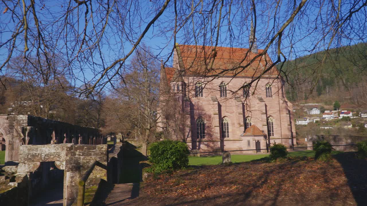 ruinas de la catedral medieval descubiertas en baden baden en 4k