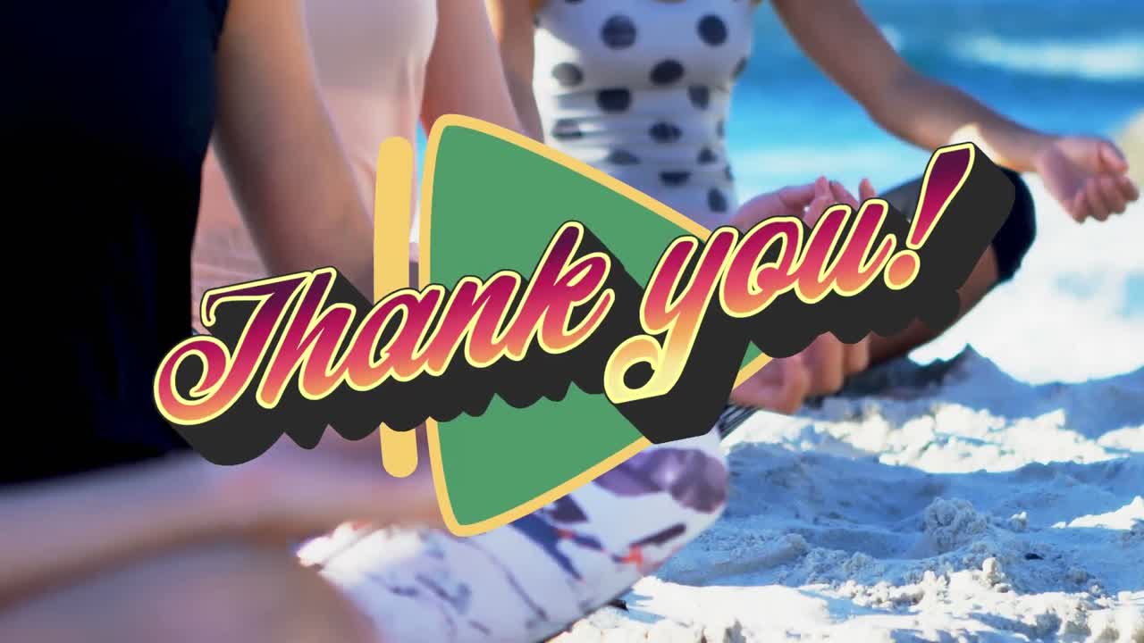 해변에서 요가를 연습하는 사람들과 함께 초록색 플레이 버튼 위에 감사 텍스트의 애니메이션