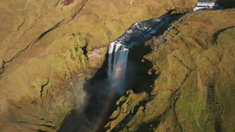 paralaje aéreo del arco iris en la niebla de