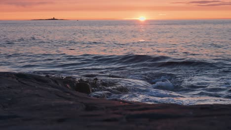 Mágica-Puesta-De-Sol-Sobre-El-Mar