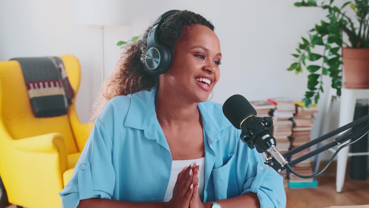Ung, glad, afroamerikansk kvindelig journalist deltager i radioudsendelse