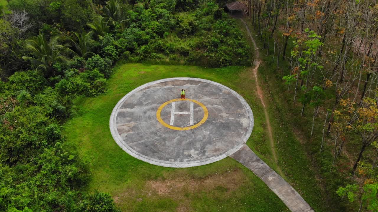 Donna su una lussureggiante piattaforma per elicotteri, Phang Nga, Thailandia
