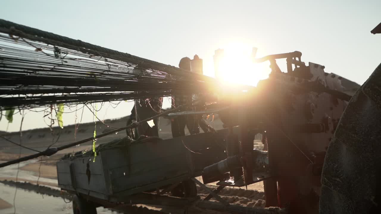 바다에서 돌아온 후 그물을 굴리는 어부들