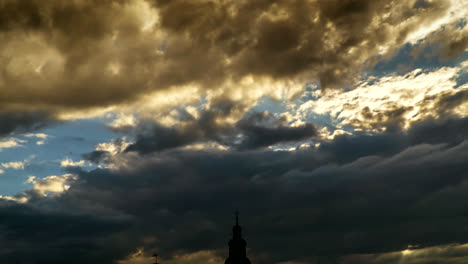 Zeitraffer-Des-Himmels-Mit-Dunklen-Wolken-über-Einer-Kirche