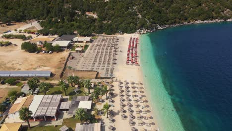 Liegestühle-Am-Strand-Von-Myrtos-In-Griechenland