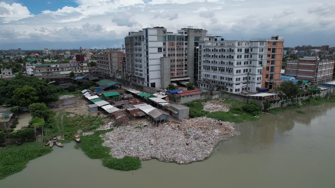 vertido de residuos de contaminación municipal en el río