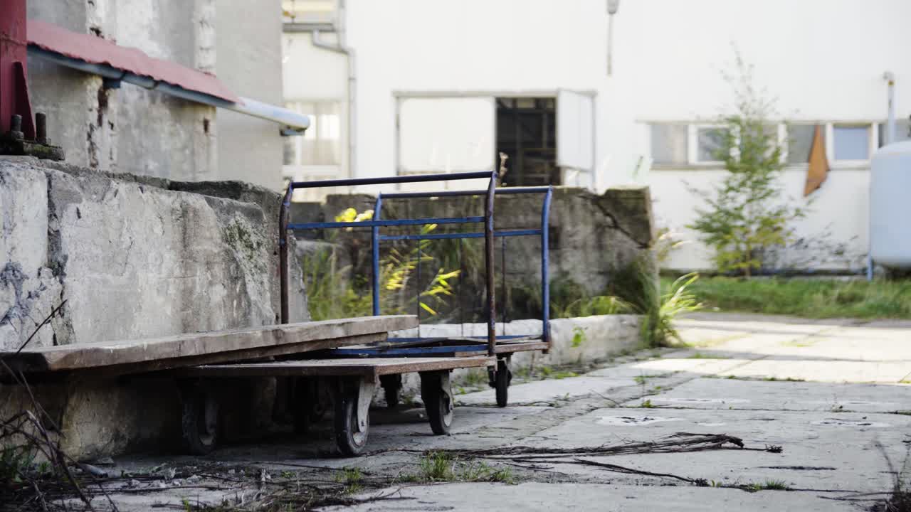 체르노빌 도시 탐험-2와 같은 지저분한 산업적 분위기가 묵시적인 전망을 가진 오래된 공장