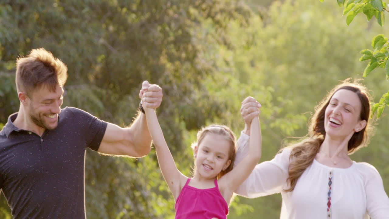 행복한 가족 즐거움 야외에서 손을 잡고