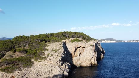 Drohne-Fliegt-über-Den-Ozean-In-Richtung-Einer-Klippe-Auf-Der-Mittelmeerinsel-Mallorca-Spanien