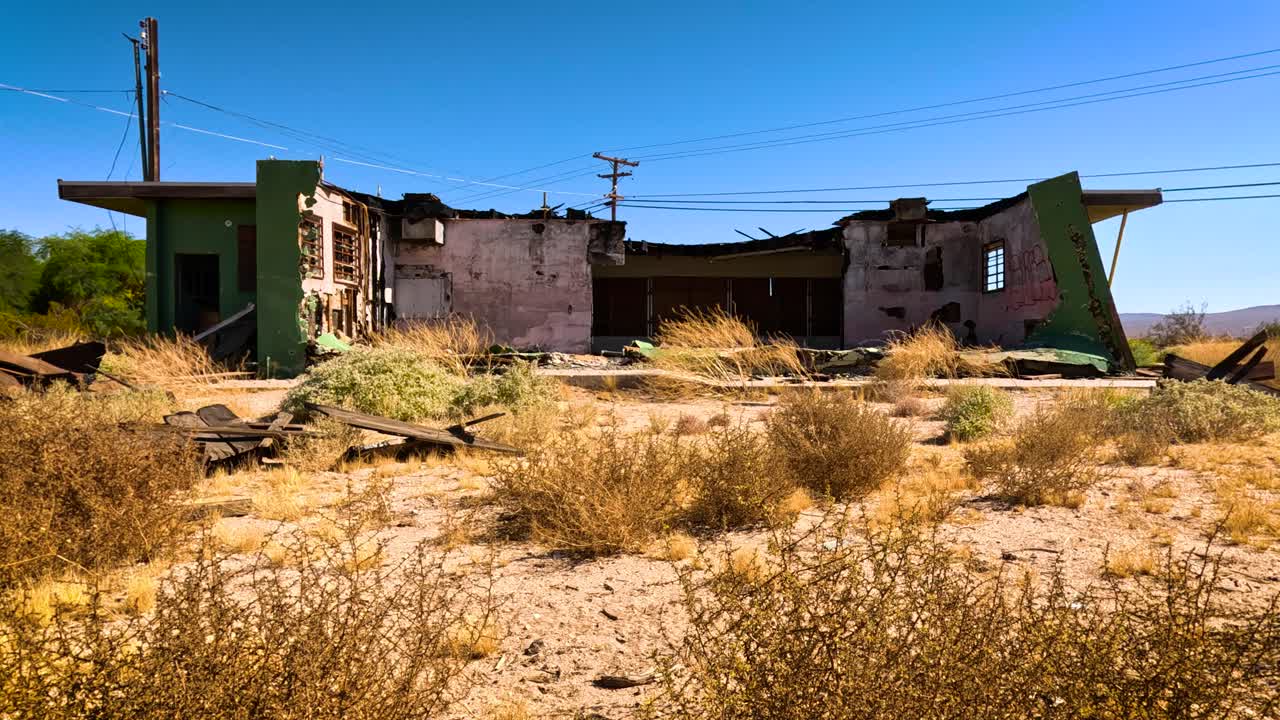 Rovine di un edificio abbandonato nel deserto
