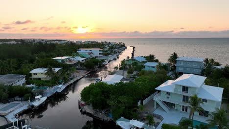 Antena-Sobre-Casas-De-Vacaciones-En-Los-Cayos-De-Florida-Al-Amanecer.