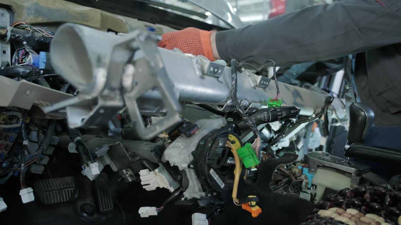 ingeniero automotriz reparación de interiores de automóviles y tablero de instrumentos