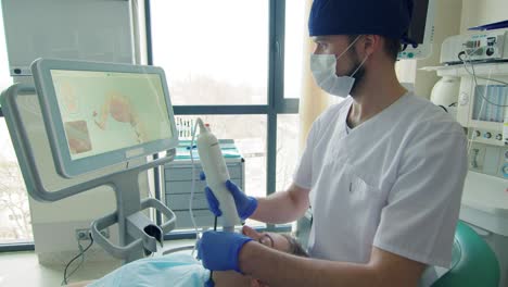 el dentista escanea los dientes de los pacientes