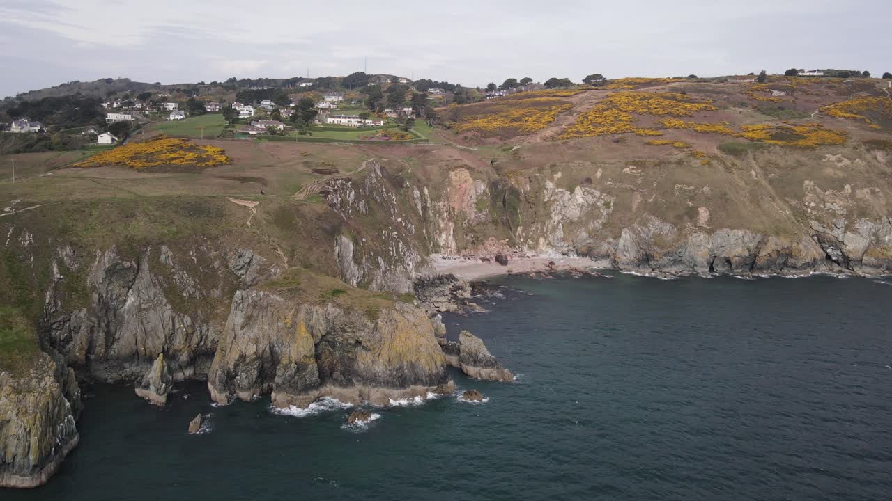 sendero para caminar en un acantilado cerca de la bahía de welton en howth, dublín, irlanda