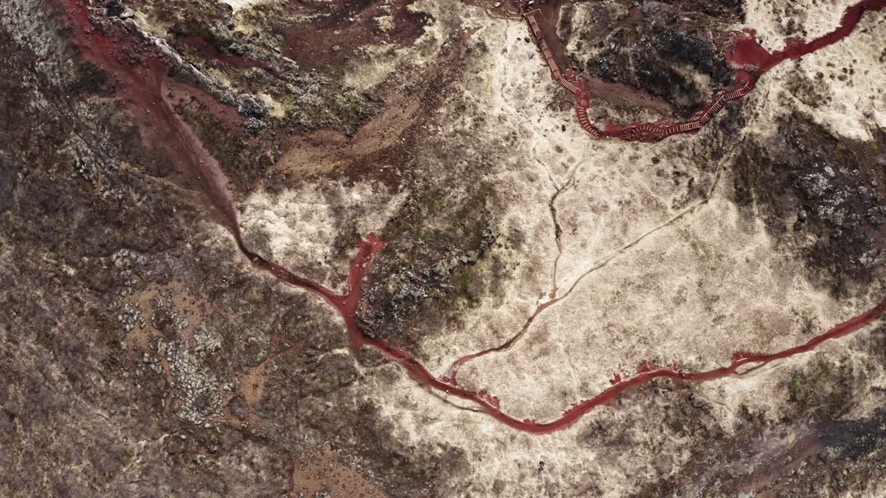 아이슬란드 의 푸르키즈색 케리트 크레이터 호수 와 주변 풍경 의 아름다운  ⁇  다운 드론  ⁇