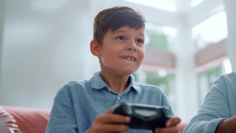 niño usando un gamepad para un juego de computadora. jugador masculino presionando botones en el joystick