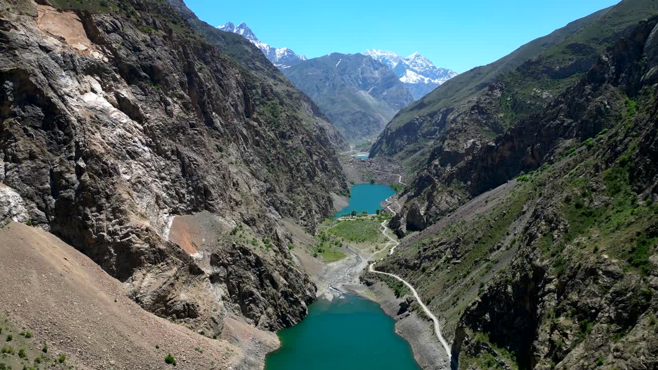 드론 촬영 아시아의 피미르 산맥과 눈  ⁇ 인 봉우리
