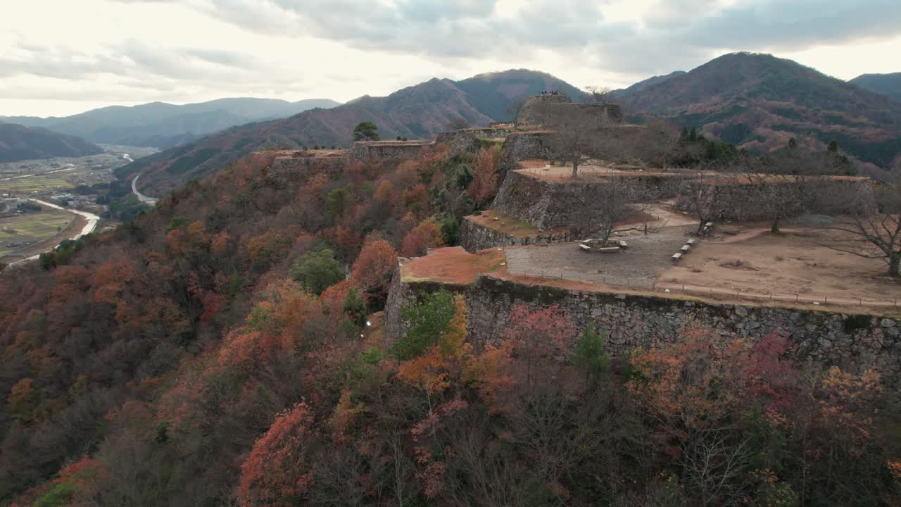 cadena montañosa japonesa y antiguas ruinas de castillos en takeda, hyogo, paisaje natural del campo en asia disparado desde un dron aéreo