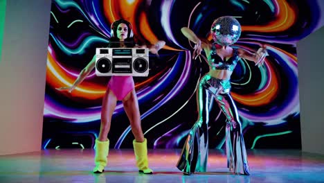 dos mujeres en trajes de discoteca de los años 80 bailando