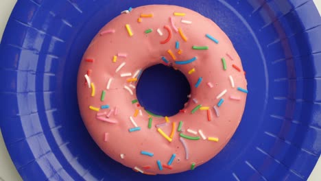 el donut glazado de primer plano.