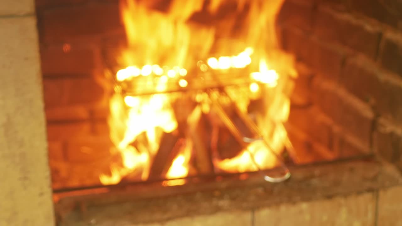 불, 불을 켜는. 벽난로의 불꽃, 고기를 요리하는 나무. 벽돌 그릴. 스크린 세이버, 영상. 흐릿한 불꽃