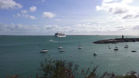 Dunmore-East-Und-Hook-Head-Leuchtturm-Mit-Einem-Kreuzfahrtschiff-Vor-Anker-In-Der-Flussmündung-Herbstnachmittag