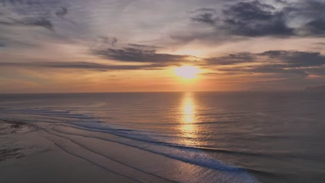 Clip-De-Drones-De-La-Puesta-De-Sol-Dorada-Sobre-Un-Arrecife-De-Coral-En-Los-Trópicos-Con-Un-Asombroso-Reflejo-Rebotando-En-La-Superficie-Del-Océano